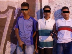 Trio suspeito de roubos é preso com arma de brinquedo dentro de ônibus