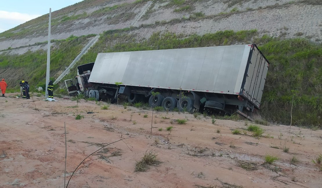 Motorista morre após passar mal e tombar caminhão em Jequiá da Praia