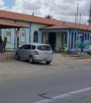 Com dinheiro na conta, prefeitura atrasa repasse a hospital de Arapiraca