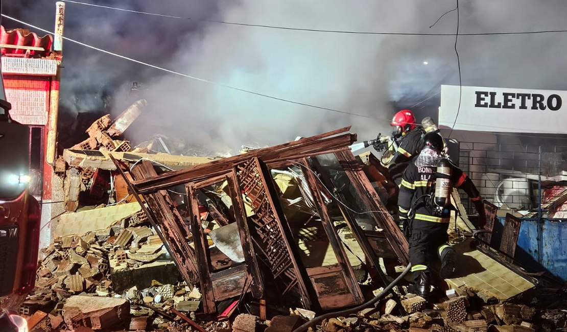 [Vídeo] Casa incendiada por homem explode, desaba e atinge outros imóveis