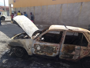 Veículo de dono de oficina no Sertão amanhece em chamas 