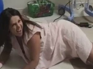 Grávida dança Envolver, de Anitta, antes do parto em hospital de BH