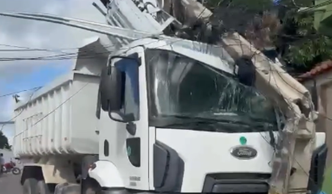 Caminhão-caçamba colide em poste de energia elétrica em Delmiro Gouveia
