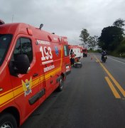 Casal fica ferido em acidente envolvendo ônibus e moto em Maceió