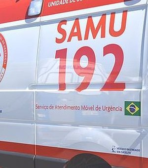 Mulher fica ferida após acidente entre motos no trevo da Canafístula, em Arapiraca
