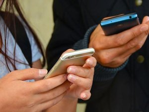 Coronavírus pode sobreviver por até 28 dias em celular e dinheiro, diz estudo