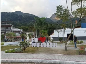 'Eu ❤️ Pau Grande': distrito onde nasceu Garrincha viraliza após instalação de letreiro em praça