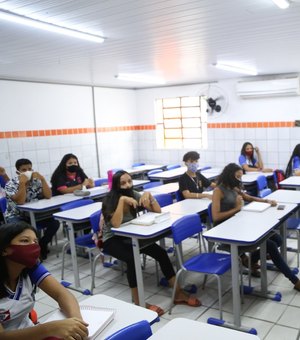 Prefeito de Rio Largo visita escola pra fiscalizar ações da Educação na cidade