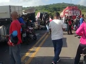 Colisão entre dois caminhões deixa motorista preso nas ferragens na BR-316