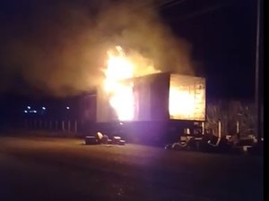 [Vídeo] Caminhão lotado de mercadoria pega fogo em Penedo