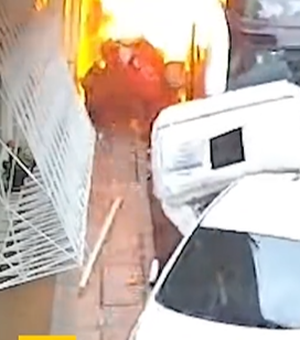 Ônibus desgovernado colide em carros e causa incêndio em Porto Alegre-RS