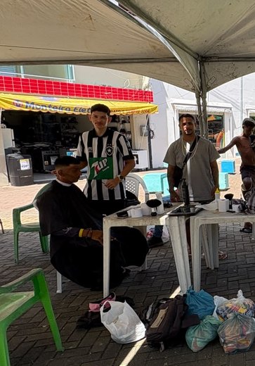 Barbeiros cortam cabelo de graça para pessoas em situação de rua em Maragogi