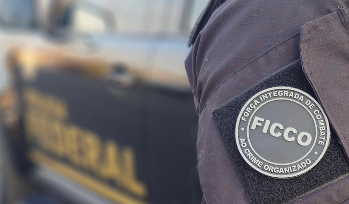 Homem acusado de estelionato é preso dentro de ônibus que saiu de Maceió