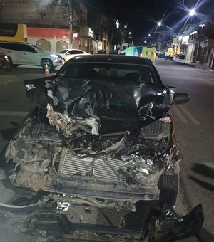 Colisão entre carro e caminhonete deixa idoso de 68 anos ferido em Delmiro Gouveia