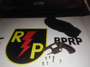 Jovem tenta fugir da polícia e acaba preso com arma e munições em Maceió