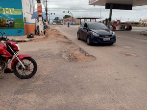 Buraco causa transtornos em avenida de Arapiraca, mas Casal alega não ser responsável pela manutenção