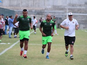 Zé Carlos assina com o Santa Cruz e começa a treinar