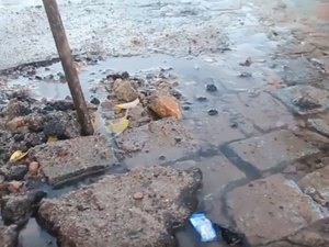 Vazamentos de água preocupam moradores de Arapiraca e Casal promete resolvê-los