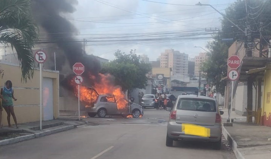 [Vídeo] Carro pega fogo em rua do bairro de Cruz das Almas, em Maceió