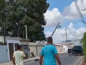 [Vídeo] Duas pessoas ficam feridas após colisão de picape contra poste e cerca em Lagoa da Canoa