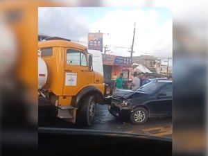 Colisão entre caminhão e carro provoca engavetamento de cinco veículos e deixa ferido na Via Expressa