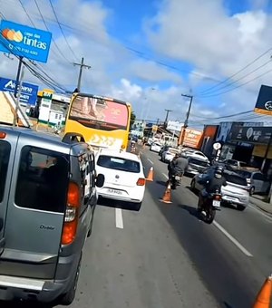 Vazamento de óleo provoca acidente e deixa feridos no bairro Barro Duro, em Maceió