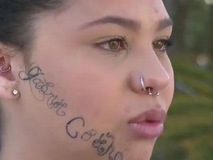 Após ficar desaparecida, jovem volta com o rosto tatuado com o nome do ex-namorado em SP