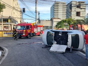 Mulher fica presa às ferragens após acidente com tombamento na Pajuçara
