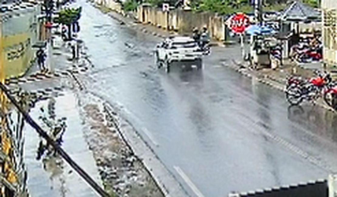 [Vídeo] Motorista de carro não obedece sinalização e atinge mototaxista em cruzamento no bairro Cavaco