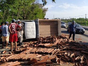 Caminhão carregado de telha tomba na rodovia AL-101 Sul