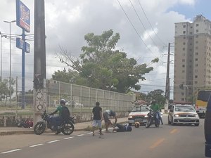 Motociclista fica ferido em acidente na Av. Menino Marcelo, em Maceió