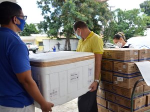 Sesau distribuiu 36.650 doses da CoronaVac e AstraZeneca para completar esquema vacinal