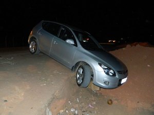 Motorista não vê buraco e cai em ribanceira