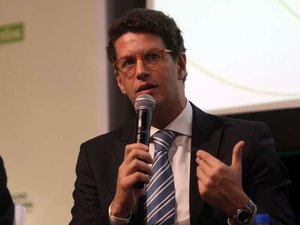 Vazamento de petróleo veio de navio estrangeiro, diz Salles