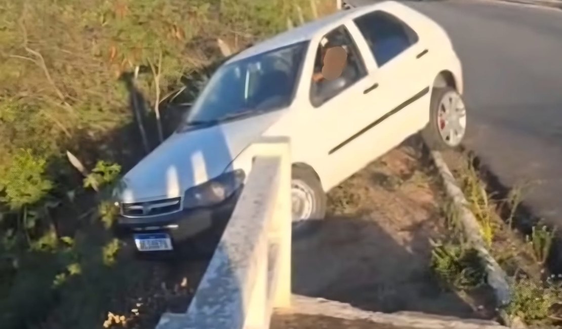 Carro fica pendurado às margens de viaduto na AL-220, em Arapiraca