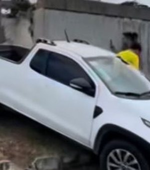 Colisão entre veículos termina com carro atingindo muro de residência em Arapiraca