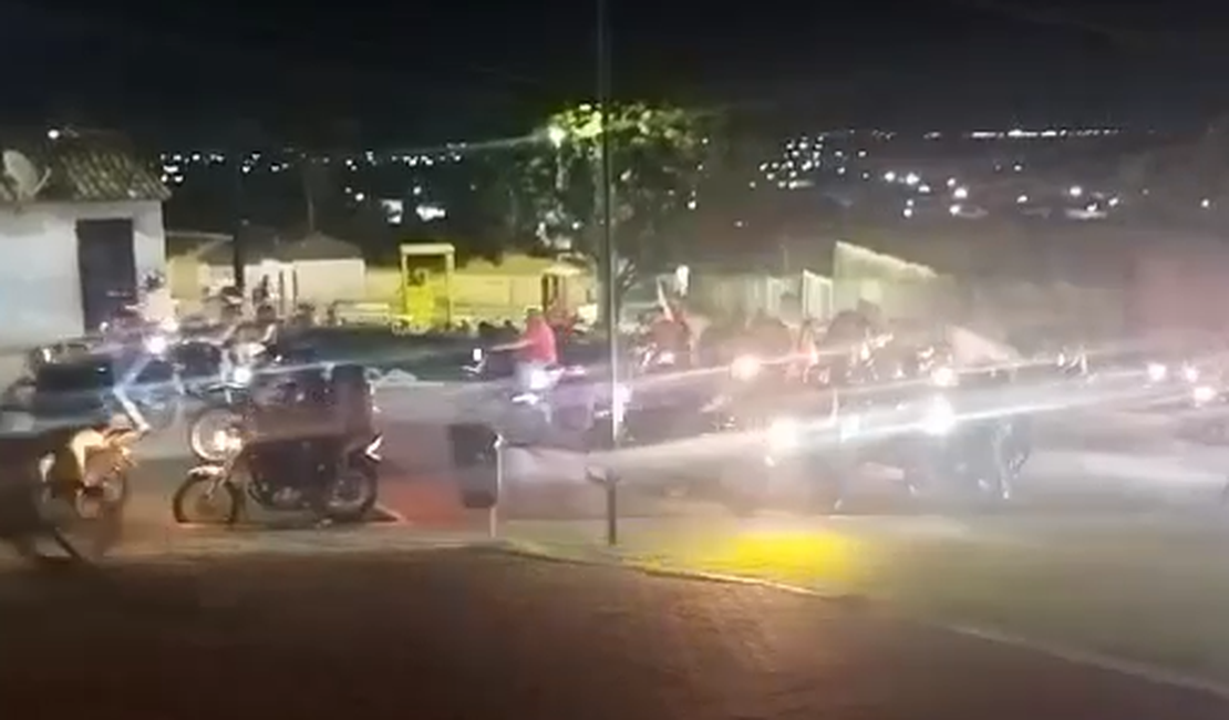 [Vídeo] São Sebastião: Motociclistas invadem praça e colocam vidas de pedestres e crianças em risco durante ato político da oposição