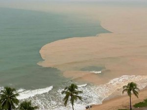 [Vídeo] Grande mancha marrom é registrada na praia de Cruz das Almas