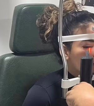 Mosca de banheiro causa infecção no olho de influenciadora e vídeo viraliza