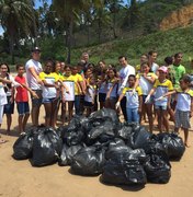 Crianças fazem mutirão de limpeza na Praia das Barreiras do Boqueirão