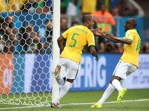 Felipão elogia Fernandinho e deve mudar time contra o Chile