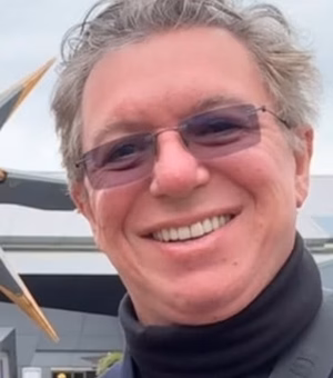 Boninho celebra retorno a reality show na TV: “De volta”