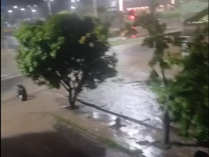 [Vídeos] Forte chuva causa alagamentos em diversos pontos de Delmiro Gouveia