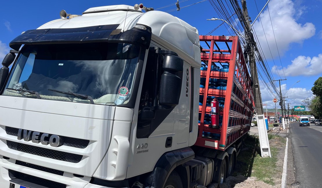 Carreta carregada com botijões de gás tomba sobre poste na Av. Durval de Góes Monteiro