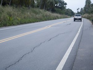 Rodovia AL 101 Norte apresenta rachaduras em Maragogi