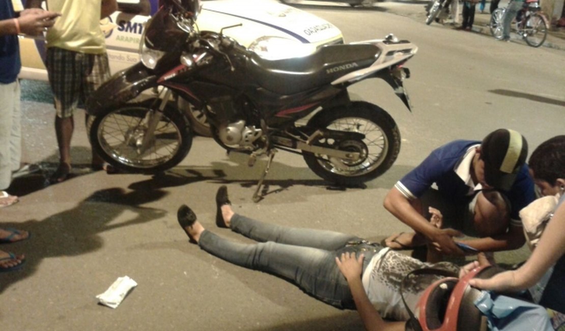 Mulher fica ferida em colisão entre carro e moto no Centro