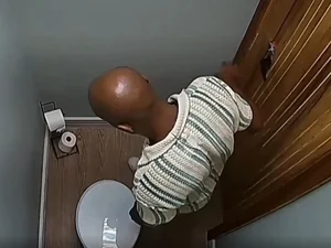 Casa do Patrão expõe participante urinando e gera polêmica na web