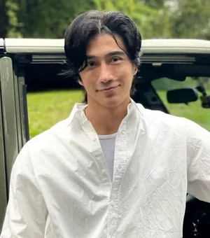 Modelo de Singapura de 60 anos viraliza na web por aparência megajovem