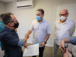 Renan Filho garante inclusão de jornalistas em grupos prioritários para vacinação contra a Covid-19 em AL