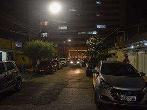 Rua no bairro da Jatiúca ganha nova iluminação em LED